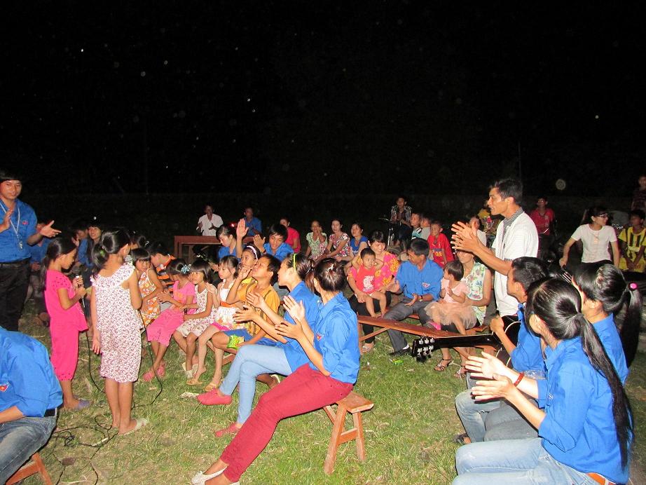 Đội sinh viên tình nguyện tổ chức sinh hoạt hè tại xã Quảng Điền, huyện Hải Hà, Quảng Ninh