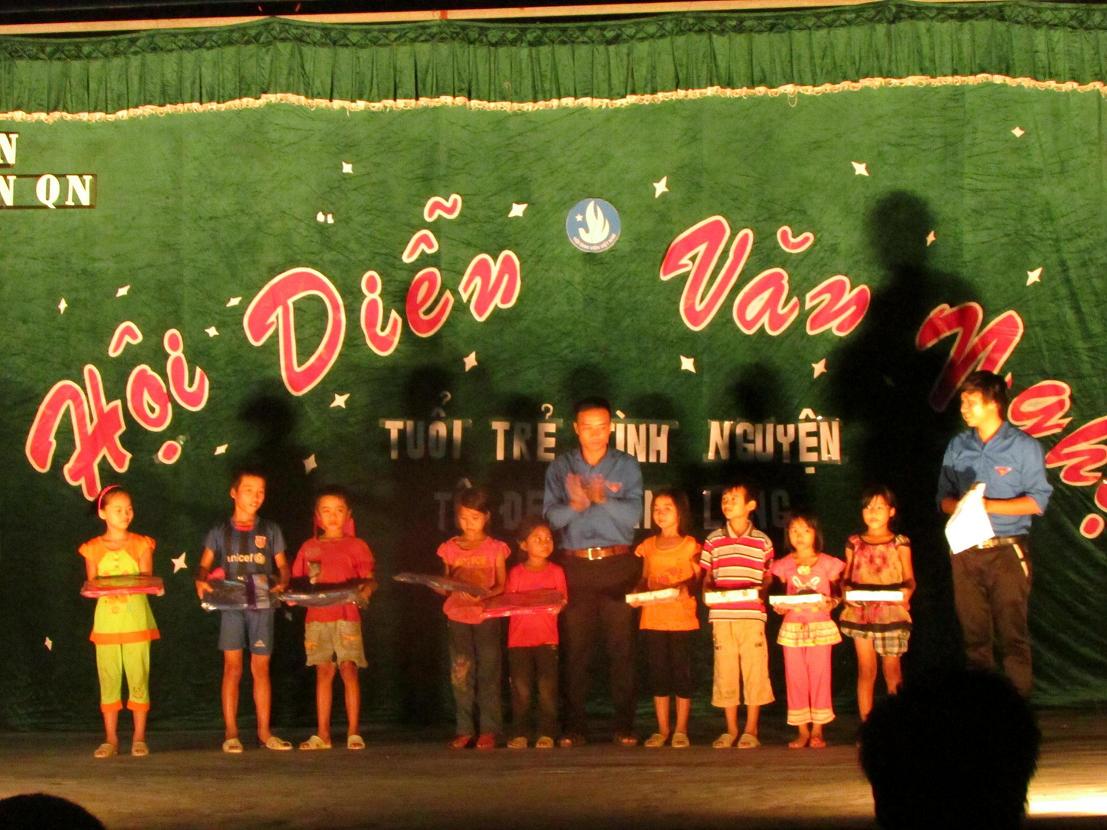 Đoàn trường tặng quà cho các em nhỏ có hoàn cảnh khó khăn tại xã Quảng Điền, huyện Hải Hà, Quảng Ninh