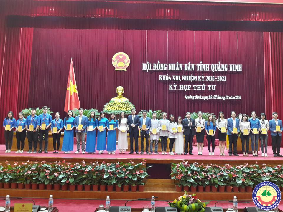 Đoàn viên thanh niên trường ĐHCN Quảng Ninh tham dự khai mạc kỳ họp thứ 4, HĐND tỉnh khóa XIII