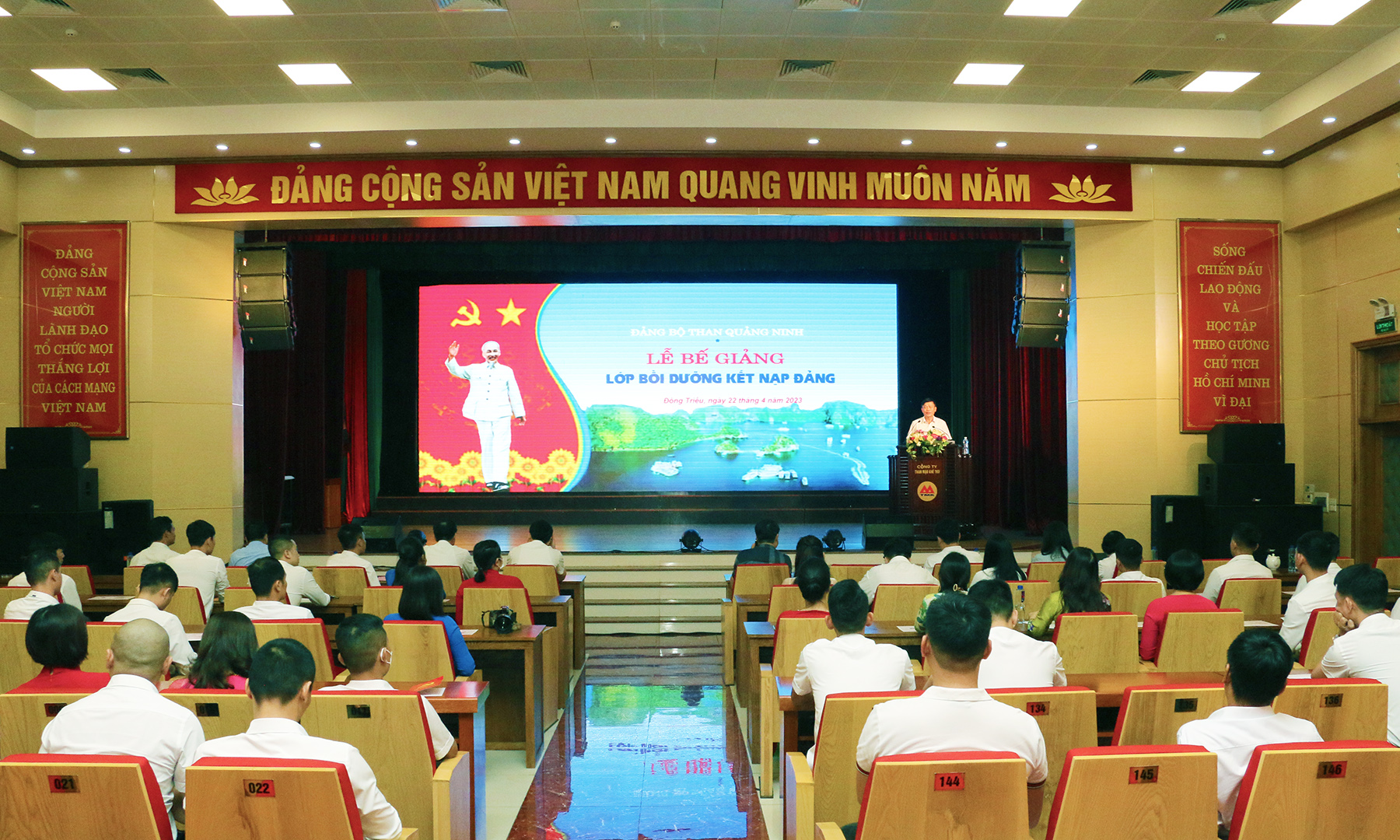 Đoàn viên thanh niên ưu tú trường Đại học Công nghiệp Quảng Ninh  hoàn thành lớp Bồi dưỡng kết nạp Đảng năm 2023
