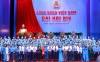 Thủ tướng Chính phủ Lê Minh Hưng tặng hoa chúc mừng Ban Chấp hành Tổng Liên đoàn Lao động Việt Nam khóa XIV. (Ảnh: Báo Người Lao Động).