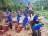 Sinh viên tình nguyện Trường ĐH Công nghiệp Quảng Ninh giúp xây dựng nhà ở cho hộ nghèo ở bản Pạc Sủi, xã Quảng Sơn (Hải Hà).