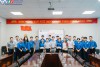 Lãnh đạo Nhà trường chụp ảnh cùng đội SV tình nguyện