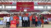 Ban Tổ chức trao giải Nhất toàn đoàn cho Trường Đại học Công nghiệp Quảng Ninh