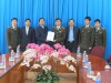 Đoàn công tác của phòng PA83 công an Quảng Ninh trao giấy chứng nhận đơn vị an toàn về an ninh, trật tự 2013