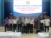 Ts. Hoàng Hùng Thắng cùng với một số Đại biểu chụp ảnh lưu niệm với GS.TS Trần Hồng Quân, nguyên Bộ trưởng Bộ GD & ĐT - Chủ tịch Hiệp hội