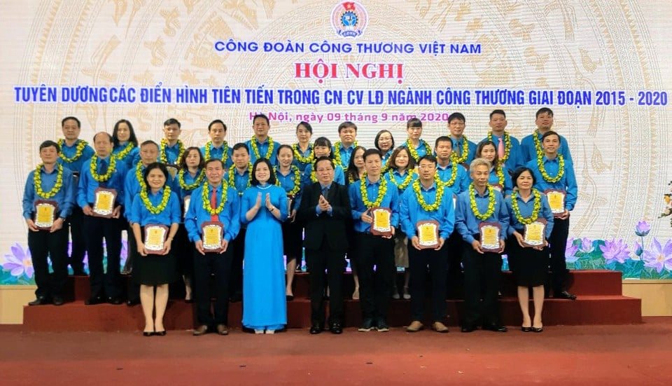 Tuyên dương các điển hình tiên tiến công nhân viên chức lao động  ngành Công Thương giai đoạn 2015-2020