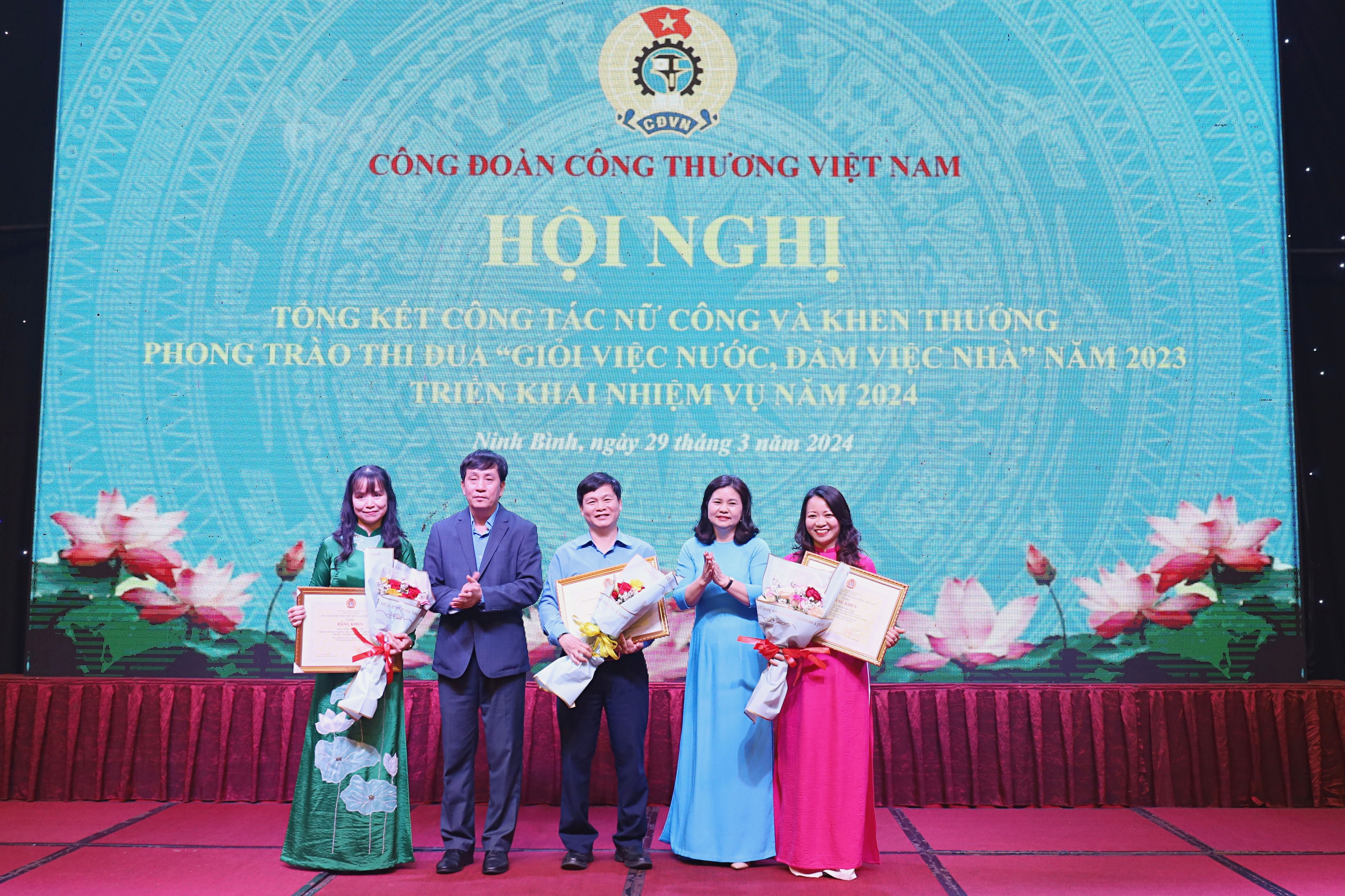 Cán bộ Công đoàn trường Đại học Công nghiệp Quảng Ninh tham dự Hội nghị tổng kết công tác nữ công năm 2023, triển khai nhiệm vụ năm 2024 do Công đoàn Công Thương tổ chức