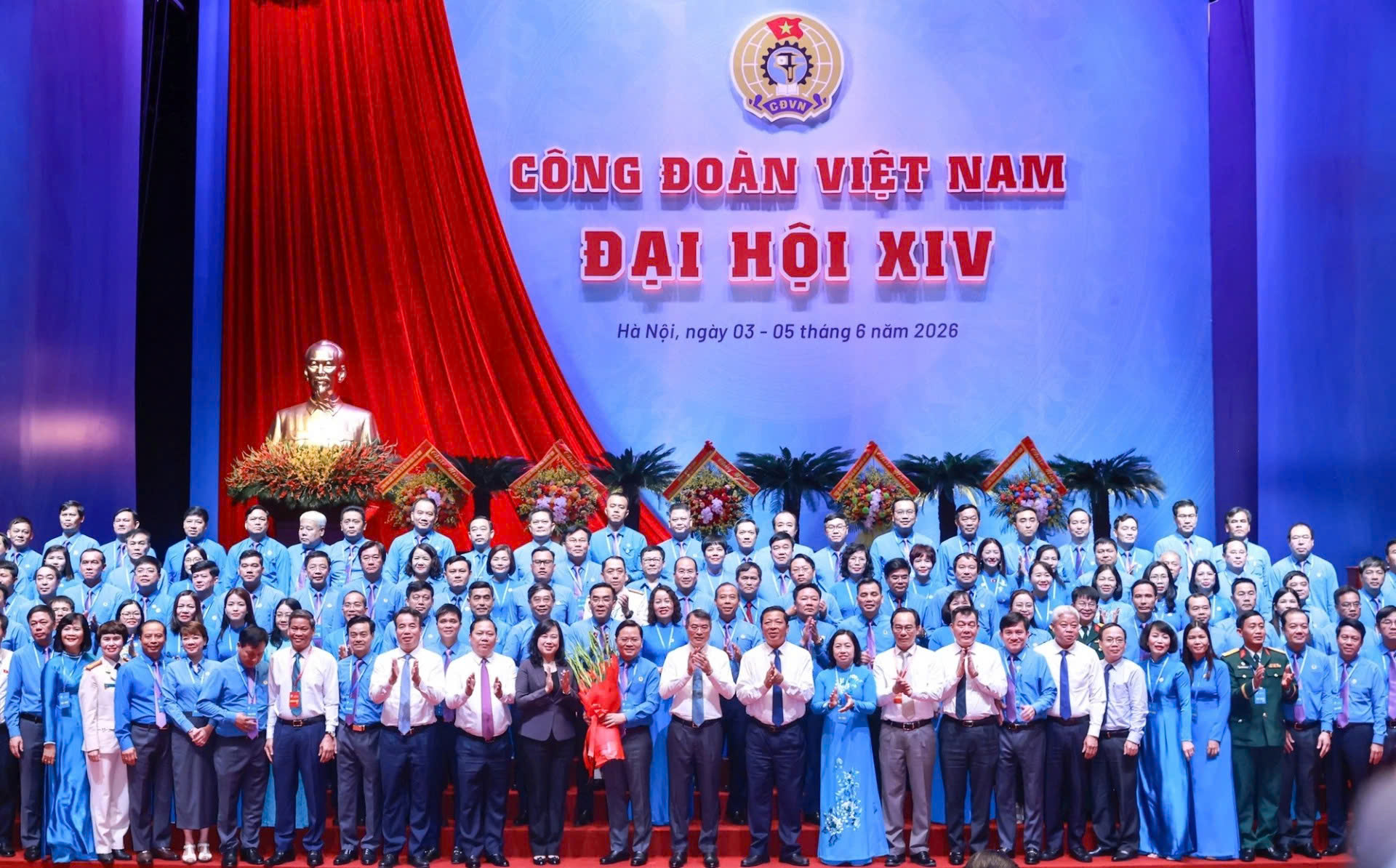 Thủ tướng Chính phủ Lê Minh Hưng tặng hoa chúc mừng Ban Chấp hành Tổng Liên đoàn Lao động Việt Nam khóa XIV. (Ảnh: Báo Người Lao Động).