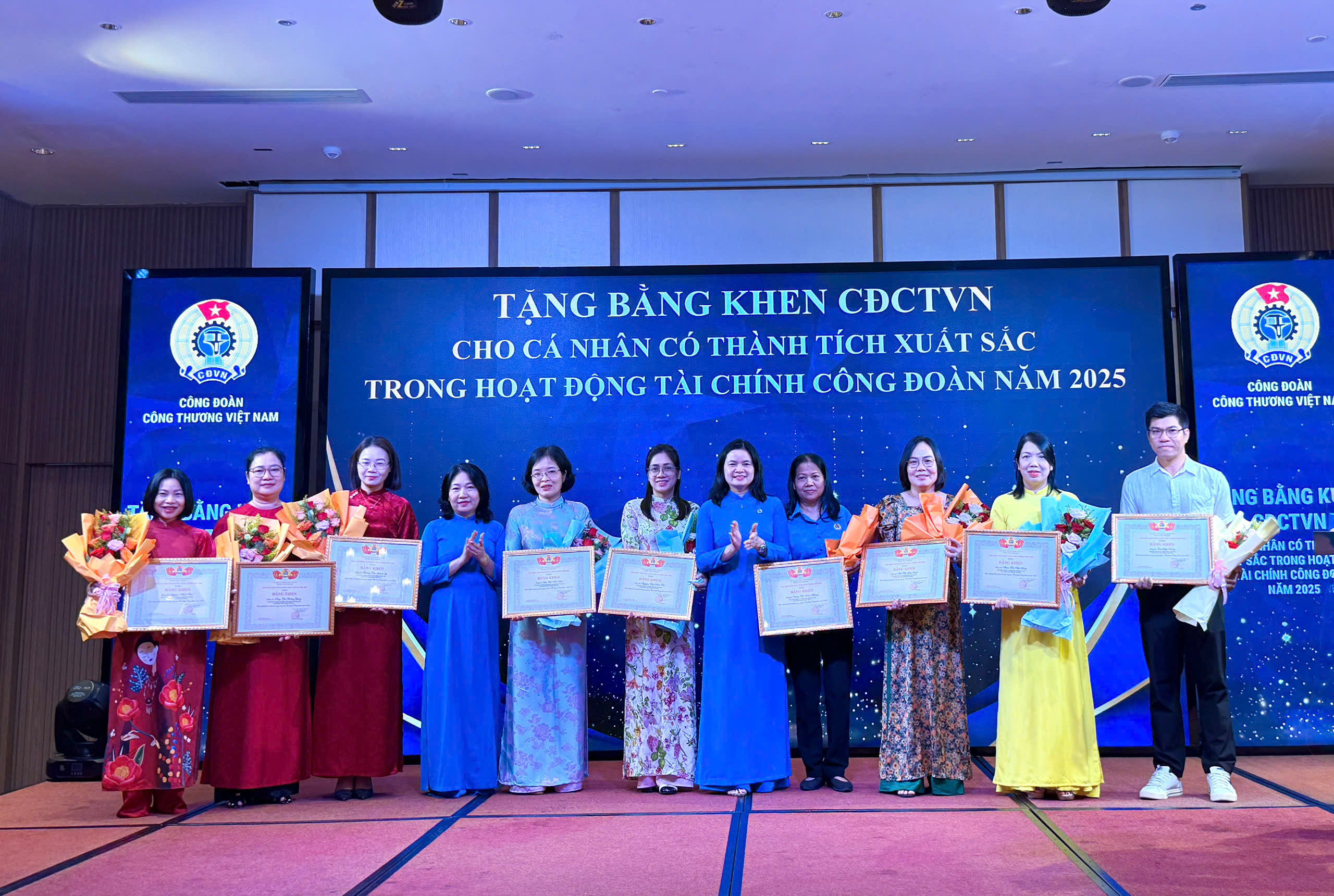 Đoàn viên Công đoàn Trường Đại học Công nghiệp Quảng Ninh được  khen thưởng tại Hội nghị tổng kết công tác tài chính công đoàn năm 2025