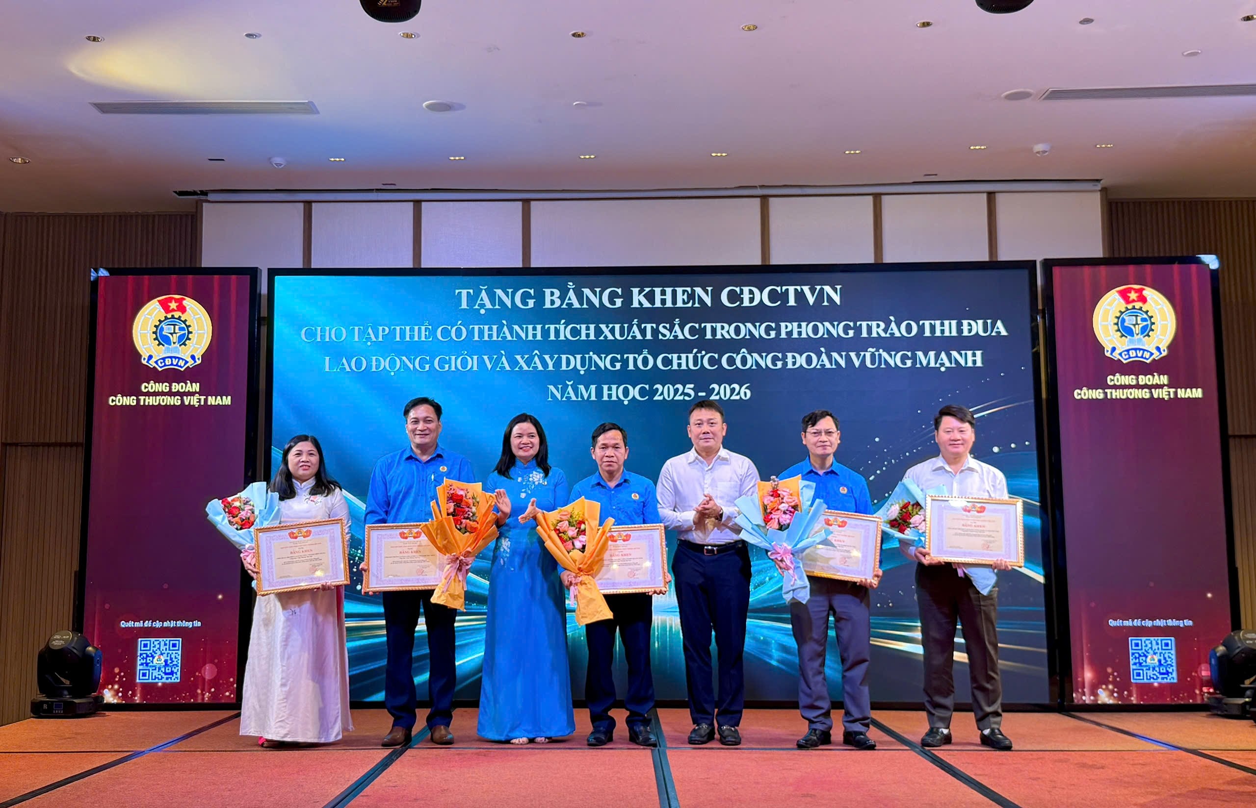 Công đoàn Trường Đại học Công nghiệp Quảng Ninh được biểu dương, khen thưởng tại Hội nghị tổng kết năm học 2025-2026