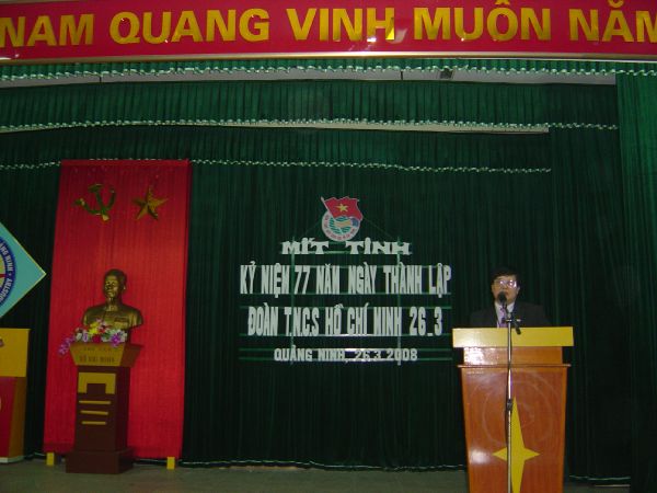 Ts.Nguyễn Đức Tính - Hiệu trưởng nhà trường chúc mừng Đoàn TN nhà trường