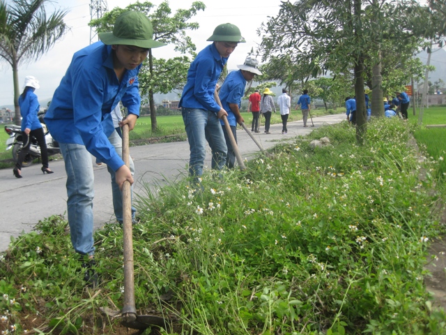 Đội tình nguyện tích cực dọn vệ sinh, tạo cảnh quan phục vụ cho công tác bầu cử