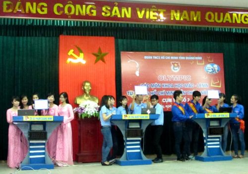 Các thí sinh trong phần thi theo dòng lịch sử.