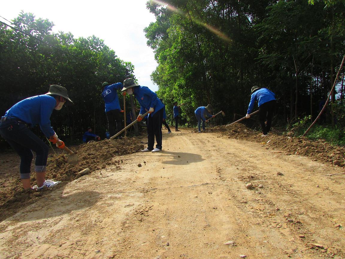 Đội sinh viên tình nguyện của nhà trường tham gia đắp đường dân sinh tại xã Quảng Điền, huyện Hải Hà, Quảng Ninh