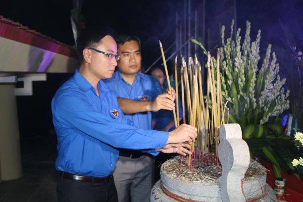 ĐVTN trường Đại học Công nghiệp Quảng Ninh dâng hương, tri ân các Anh hùng liệt sỹ