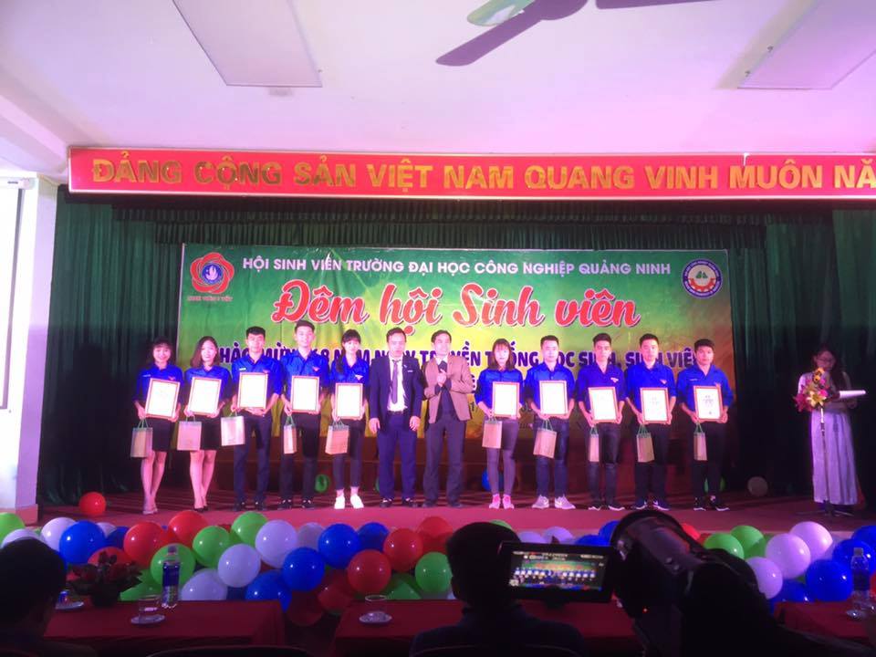 Chương trình văn nghệ chào mừng 68 năm ngày truyền thống HSSV và Hội Sinh viên Việt Nam; trao thưởng danh hiệu “Sinh viên 5 tốt” cấp Trường năm học 2016 - 2017