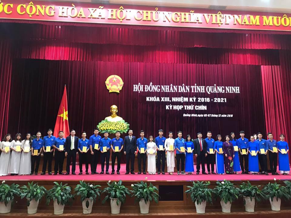 Sinh viên trường ĐH Công nghiệp Quảng Ninh tham dự phiên khai mạc Kỳ họp thứ 9 HĐND tỉnh khóa XIII