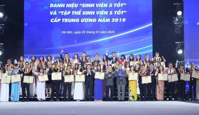 Sinh viên trường ĐH Công nghiệp Quảng Ninh nhận danh hiệu “Sinh viên 5 tốt” và giải thưởng “Sao tháng Giêng” cấp Trung ương năm 2019