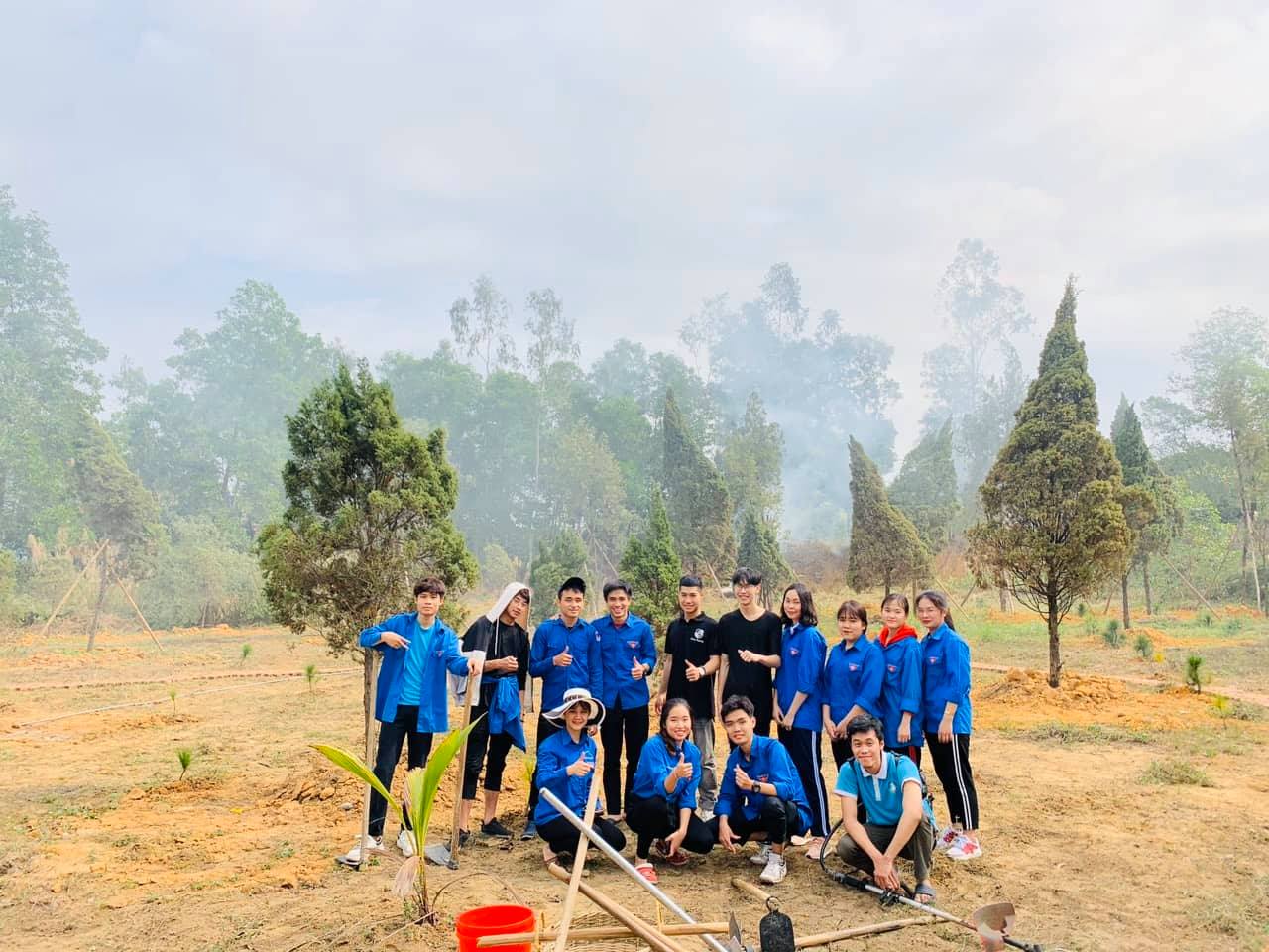 Sinh viên trường Đại học Công nghiệp Quảng Ninh ra quân tổng vệ sinh môi trường chào mừng Tết Nguyên Đán Canh Tý 2020