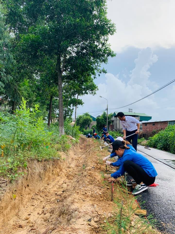 Sinh viên trường Đại học Công nghiệp Quảng Ninh tham gia tình nguyện hè vì môi trường học đường Xanh - Sạch - Đẹp