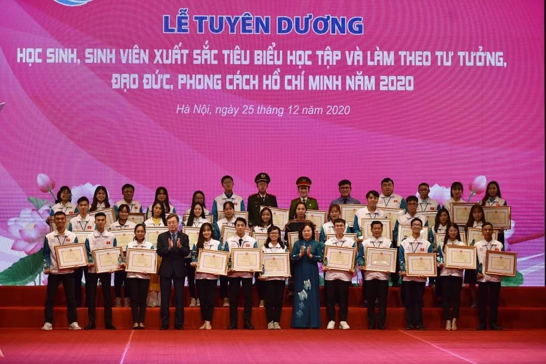 Sinh viên Phạm Thị Hồng Duyên, trường Đại học Công nghiệp Quảng Ninh được vinh danh tại “Lễ tuyên dương học sinh, sinh viên xuất sắc tiêu biểu học tập và làm theo tư tưởng, đạo đức, phong cách Hồ Chí Minh năm 2020”