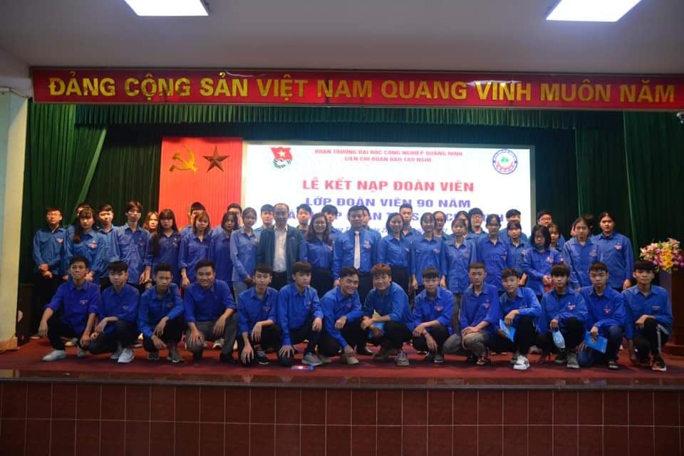 Đoàn trường Đại học Công nghiệp Quảng Ninh tổ chức Lễ kết nạp Đoàn viên mới
