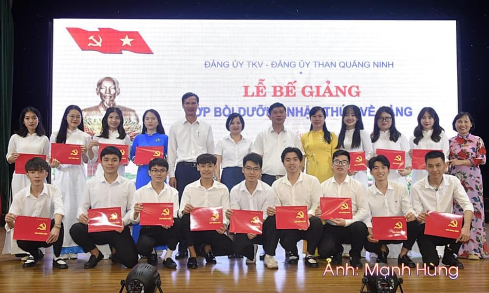 Đoàn viên ưu tú trường Đại học Công nghiệp Quảng Ninh hoàn thành nội dung lớp bồi dưỡng kết nạp Đảng