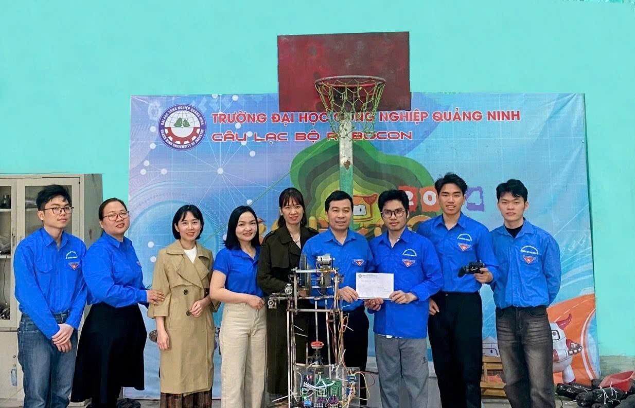 Đoàn Thanh niên Trường Đại học Công nghiệp Quảng Ninh thăm hỏi, động viên đội tuyển Robocon QUI 2025