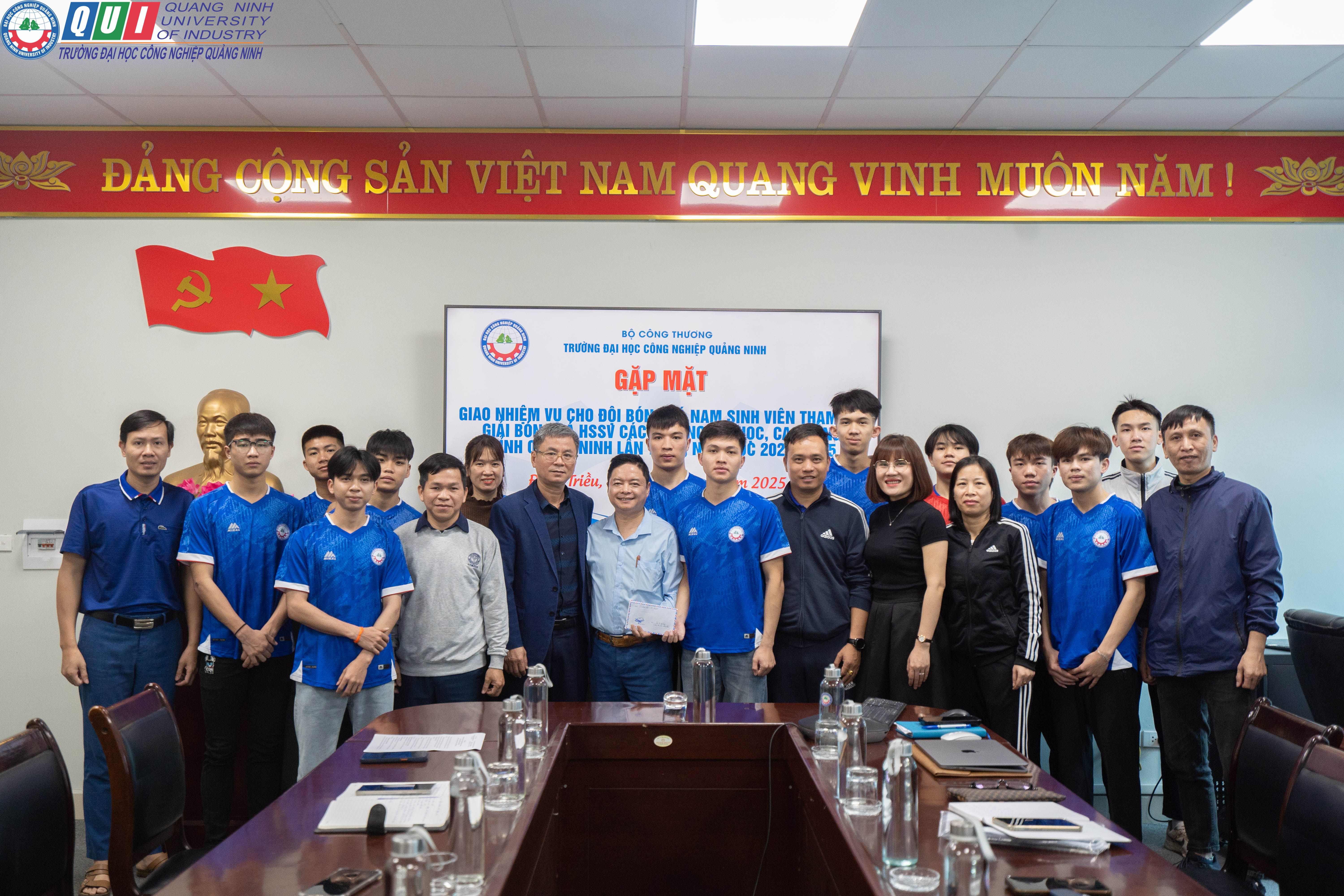 Gặp gỡ và giao nhiệm vụ cho đội bóng đá nam sinh viên tham gia giải bóng đá các trường Đại học, Cao đẳng tỉnh Quảng Ninh lần thứ V, năm học 2024 -2025.