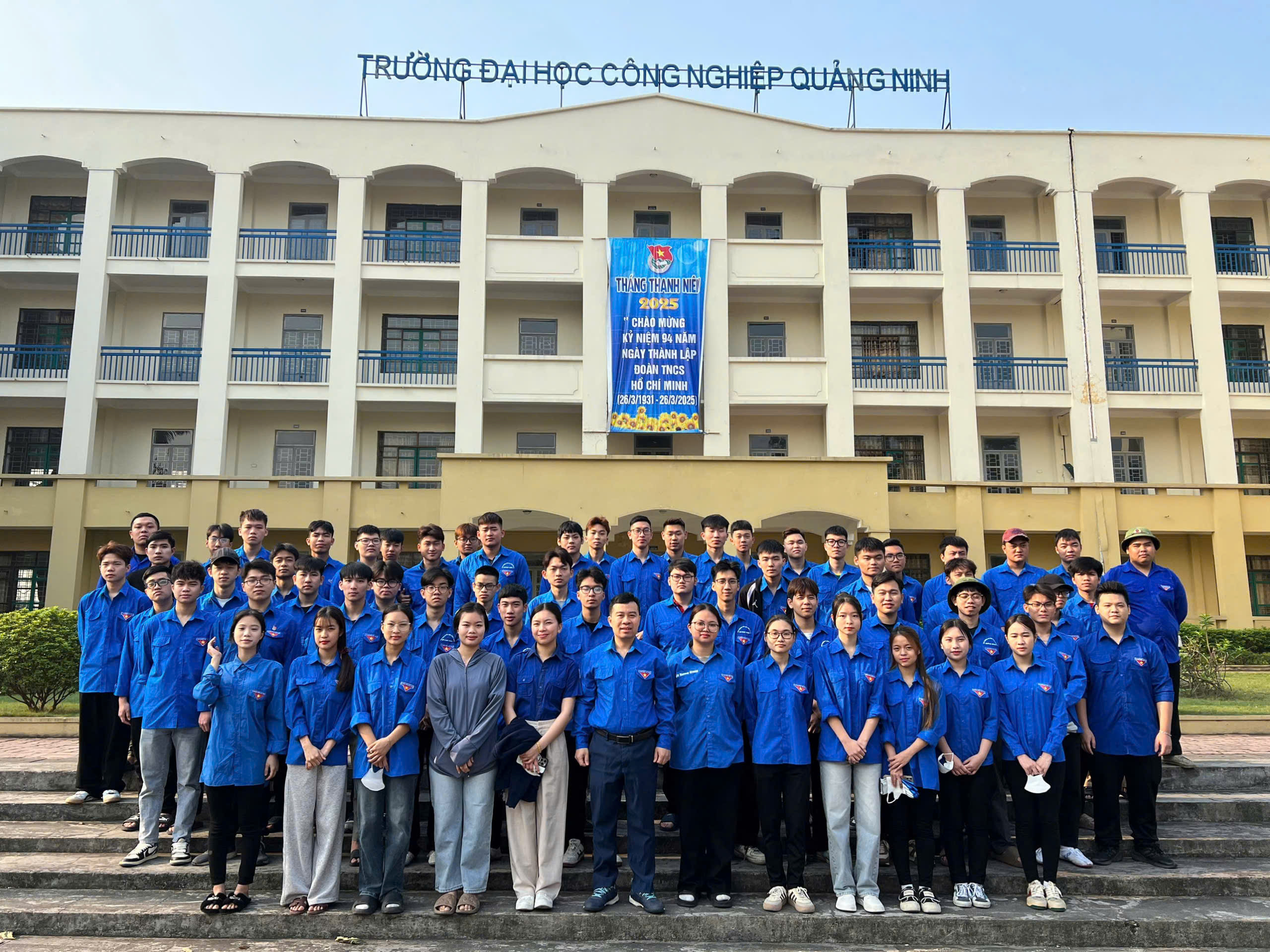 Đoàn Trường Đại học Công nghiệp Quảng Ninh tổ chức ra quân "Ngày Chủ nhật xanh" nhân dịp Tháng Thanh niên 2025.