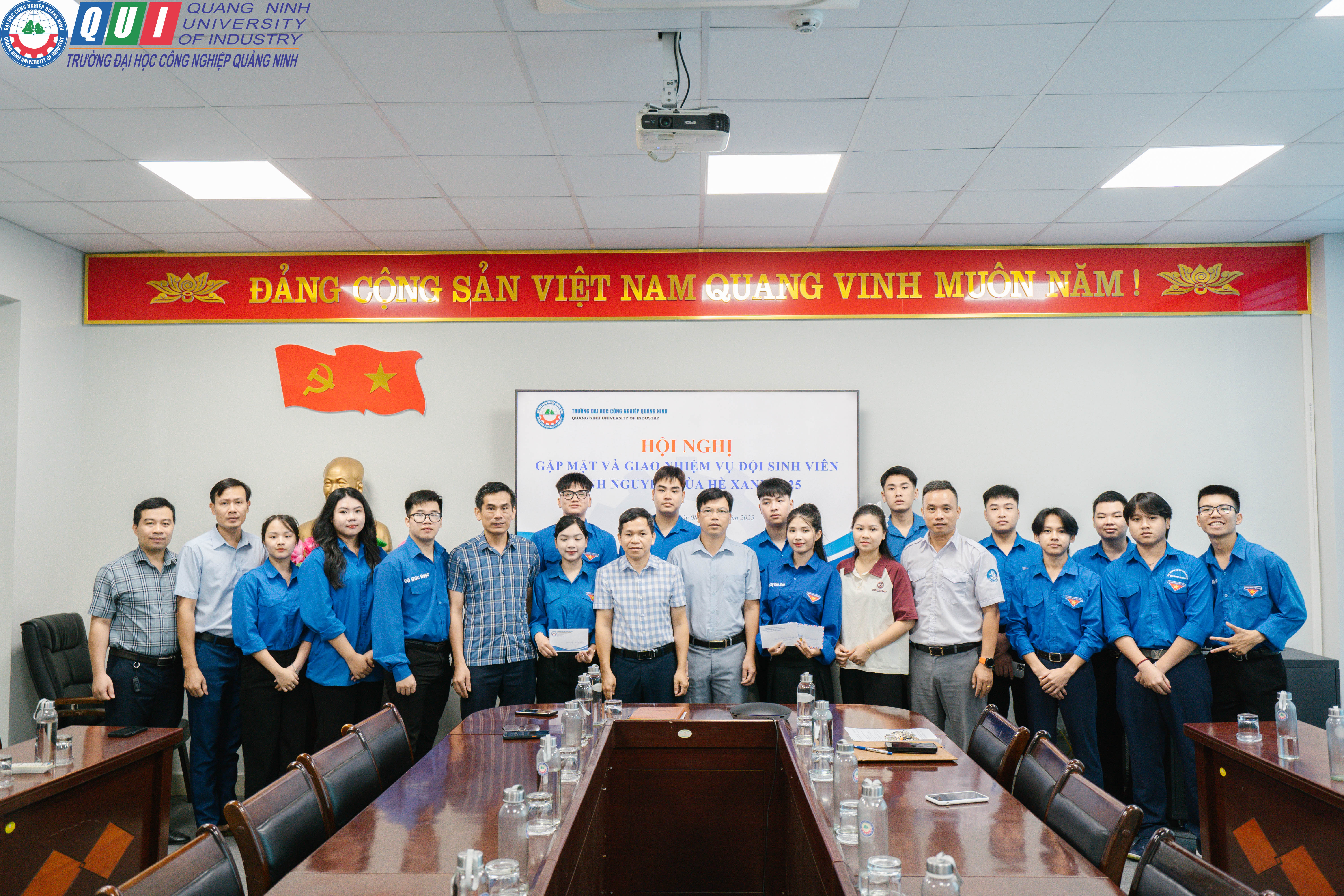 Lãnh đạo Nhà trường chụp ảnh cùng đội SV tình nguyện