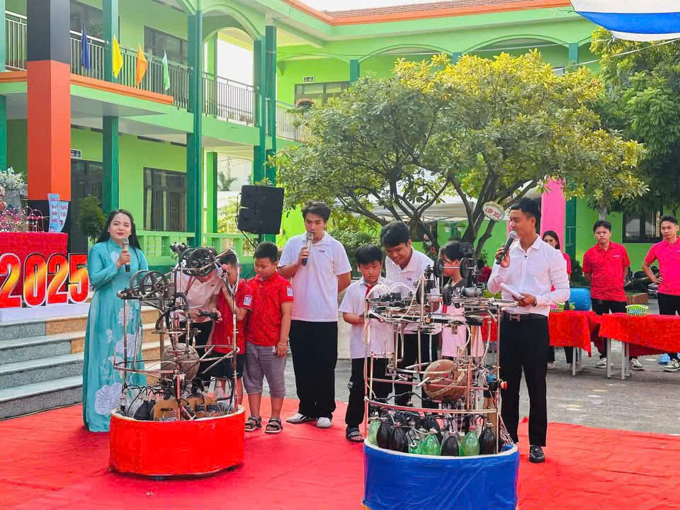 Sinh viên trường Đại học Công nghiệp Quảng Ninh hỗ trợ hướng dẫn Stem chohọc sinh các trường phổ thông