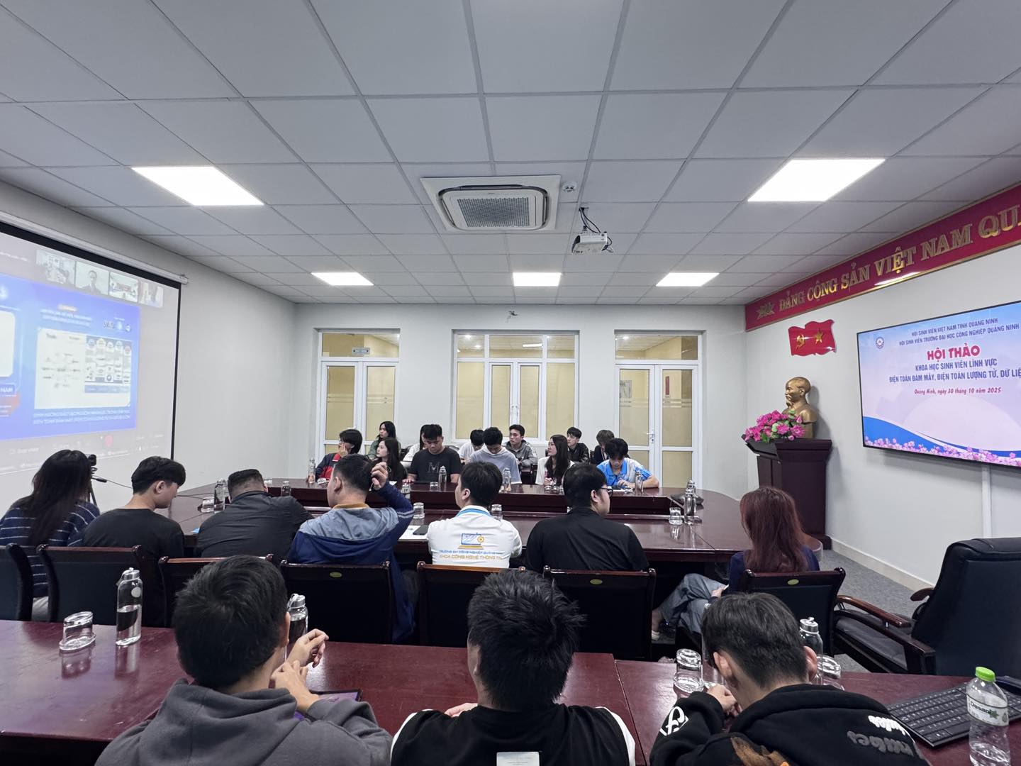 Sinh viên tiếp cận với khoa học tiên tiến thông qua Hội thảo khoa học trực tuyến