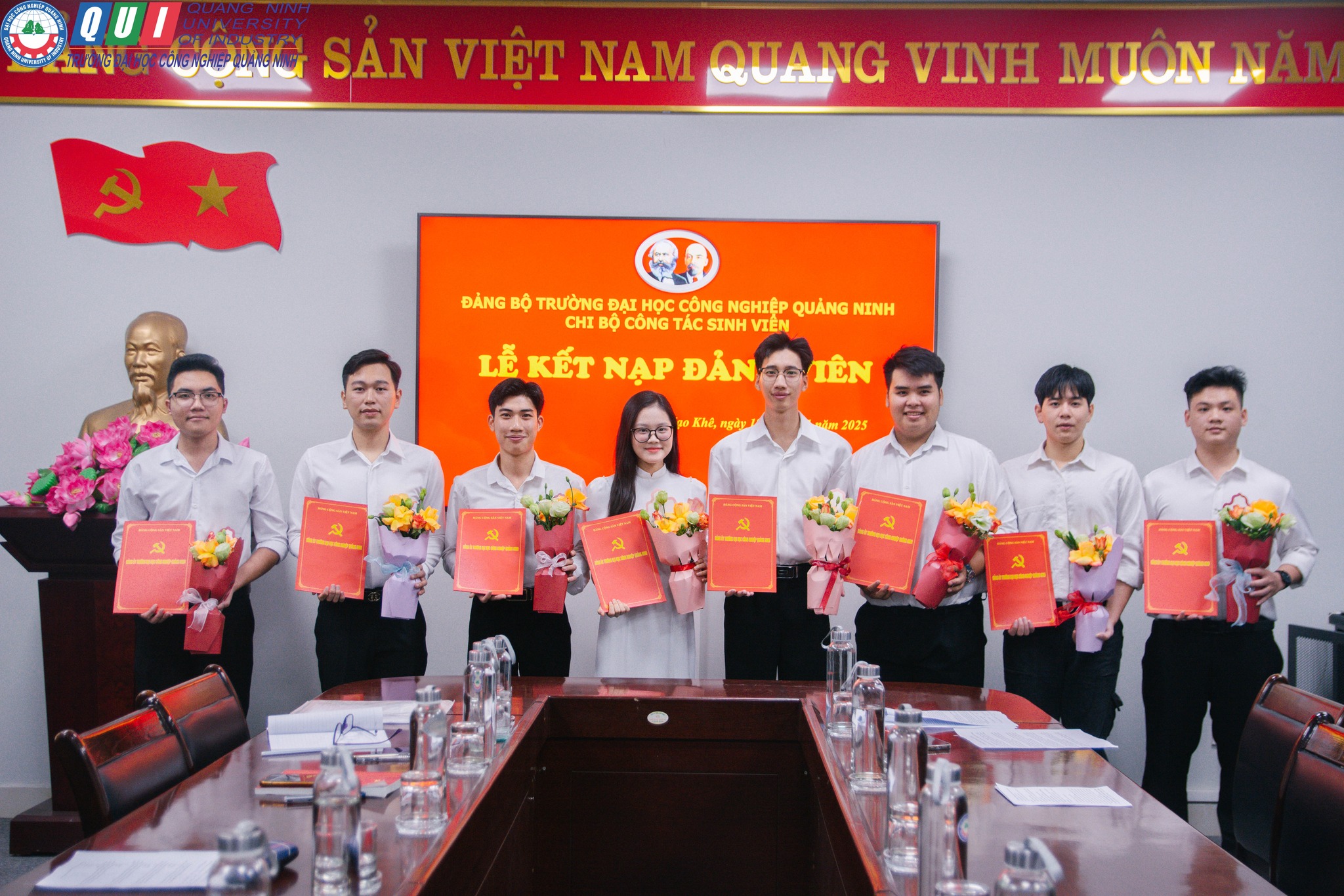 Chi bộ Sinh viên tổ chức kết nạp đảng cho quần chúng ưu tú