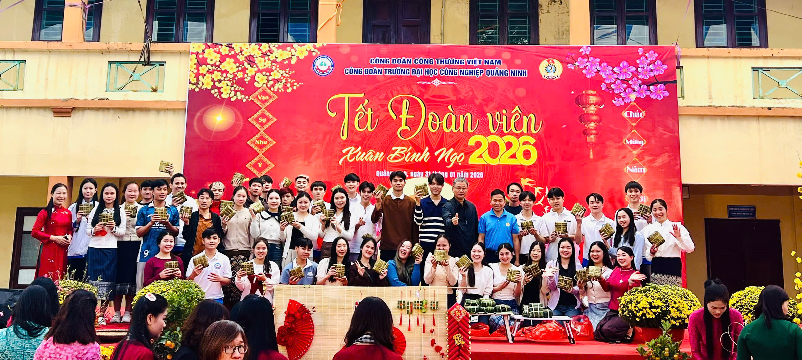 Ấm áp trải nghiệm gói bánh chưng đón Tết Nguyên đán Bính Ngọ của Lưu học sinh Lào