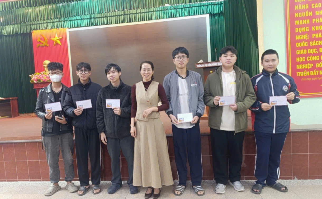 Khen thưởng sinh viên có thành tích xuất sắc trong học kỳ 1 -  Động lực lan tỏa phong trào học tập tại khoa Khoa học cơ bản