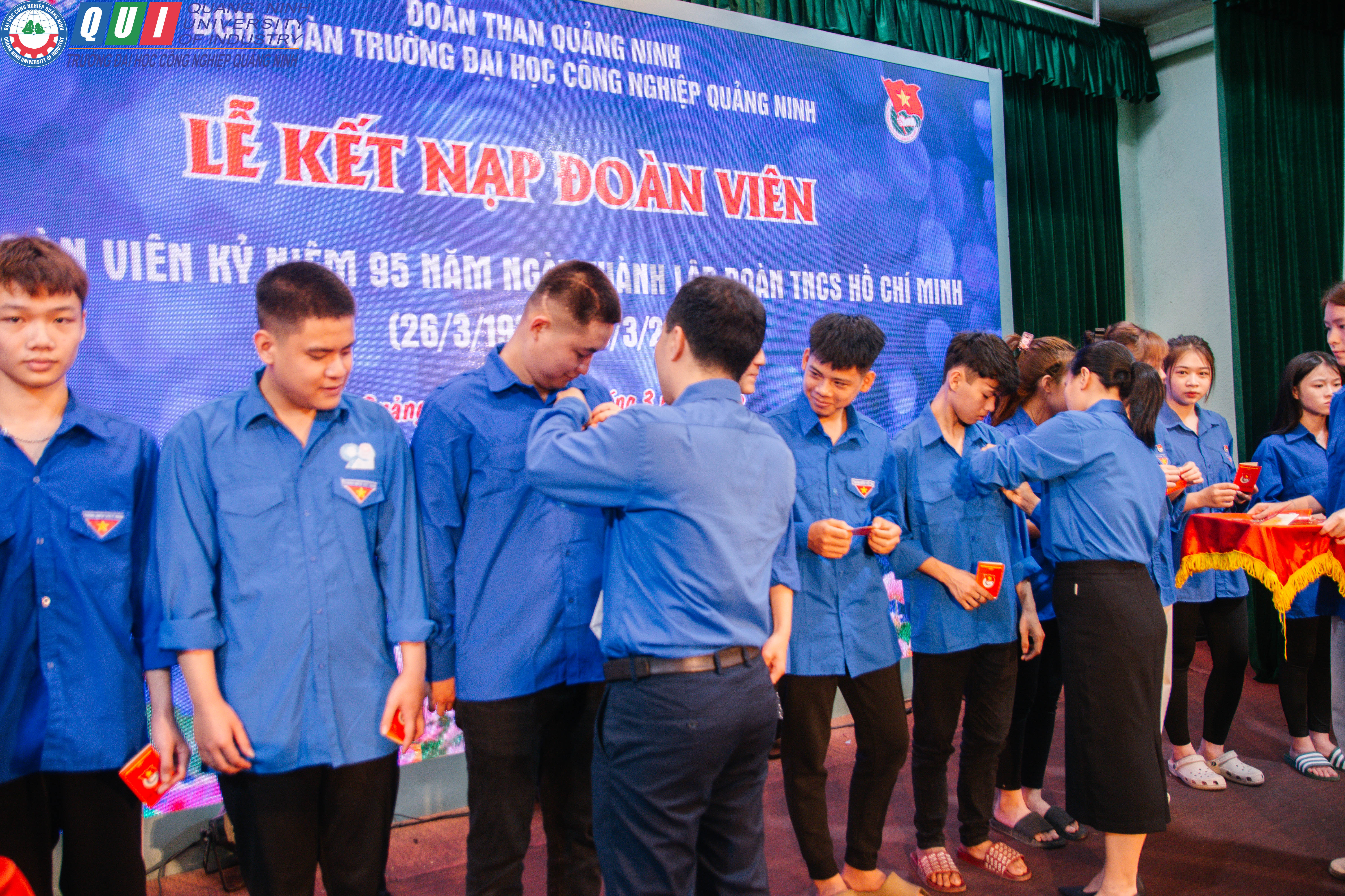 Lễ kết nạp Đoàn viên mới nhân Kỷ niệm 95 năm ngày thành lập Đoàn TVCS Hồ Chí Minh tại trường Đại học Công nghiệp Quảng Ninh