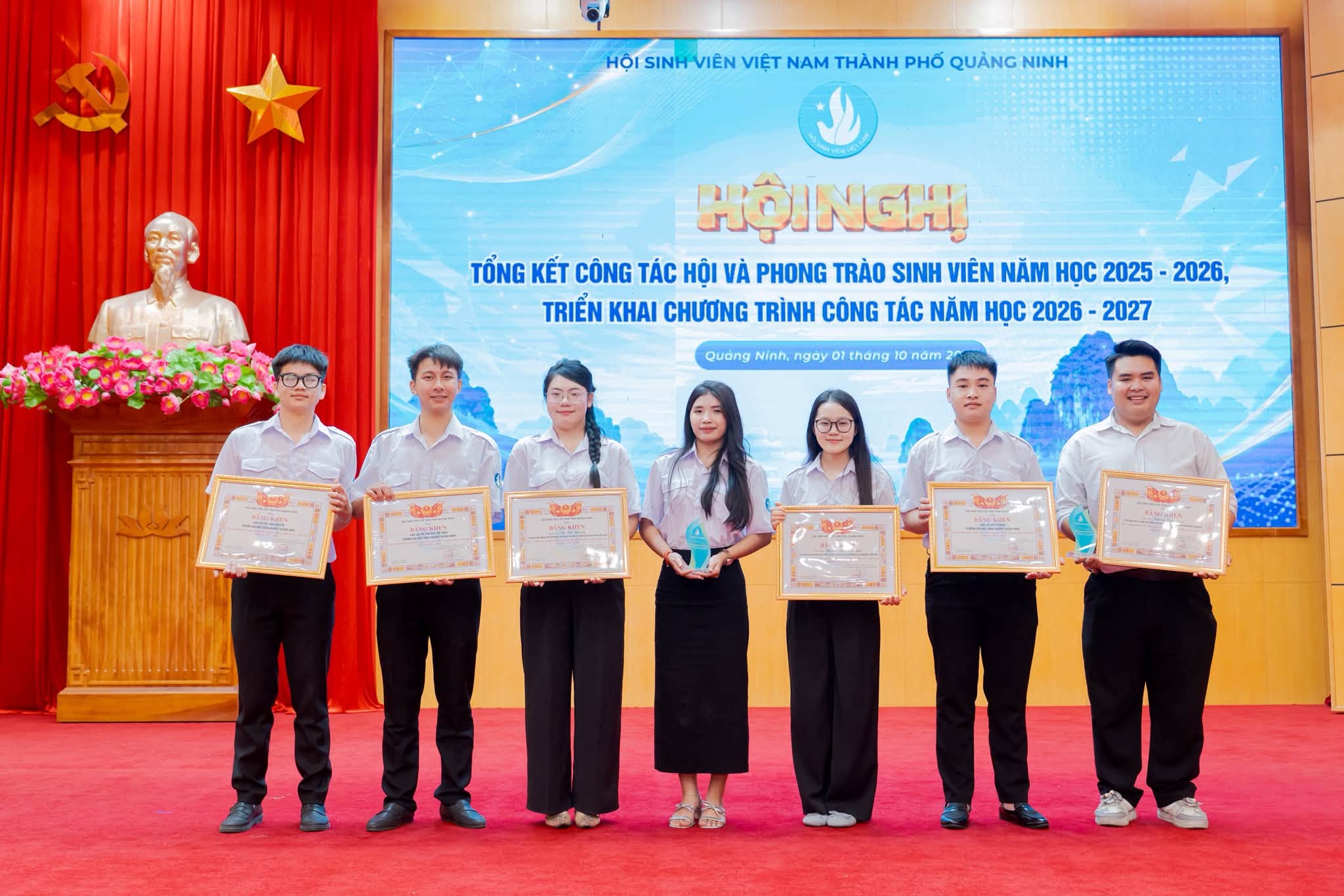 Sinh viên Trường Đại học Công nghiệp Quảng Ninh được tuyên dương tại Hội nghị tổng kết công tác Hội và phong trào sinh viên năm học 2025 - 2026