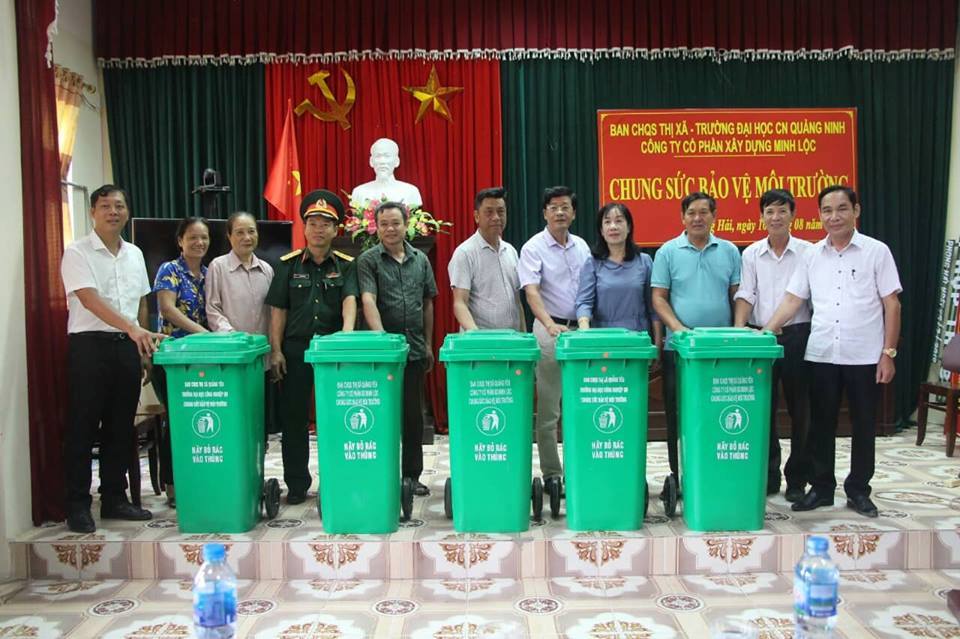 Trường Đại học Công nghiệp Quảng Ninh chung sức bảo vệ môi trường cùng nhân dân phường Phong Hải - Thị xã Quảng Yên