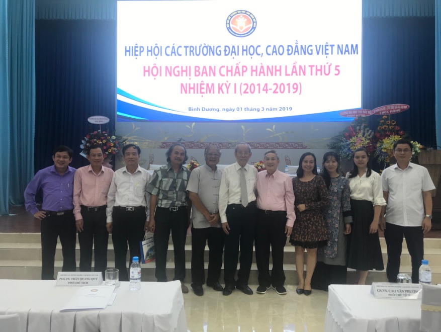 Ts. Hoàng Hùng Thắng cùng với một số Đại biểu chụp ảnh lưu niệm với GS.TS Trần Hồng Quân, nguyên Bộ trưởng Bộ GD & ĐT - Chủ tịch Hiệp hội