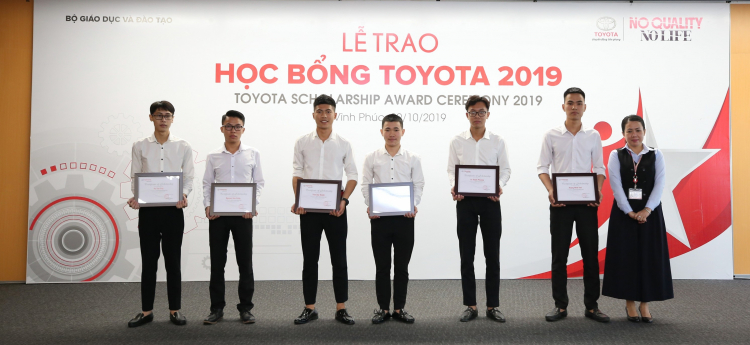 Bà Đỗ Thu Hoàng PGĐ TMV trao học bổng cho các em sinh viên Nhà trường