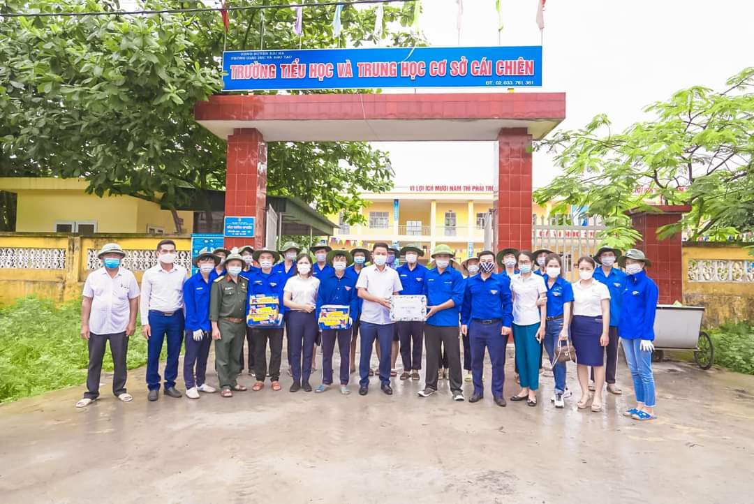 Lãnh đạo nhà trường động viên, thăm hỏi sinh viên tình nguyện “Mùa hè xanh”