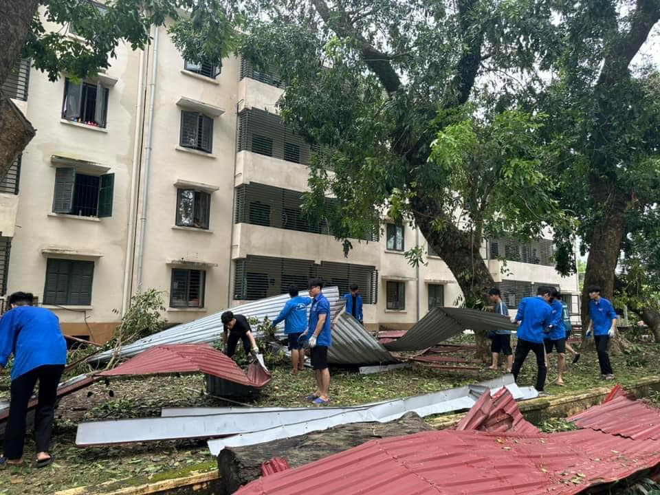 Tuổi trẻ Nhà trường chung tay khác phục hậu quả cơn bão số 3