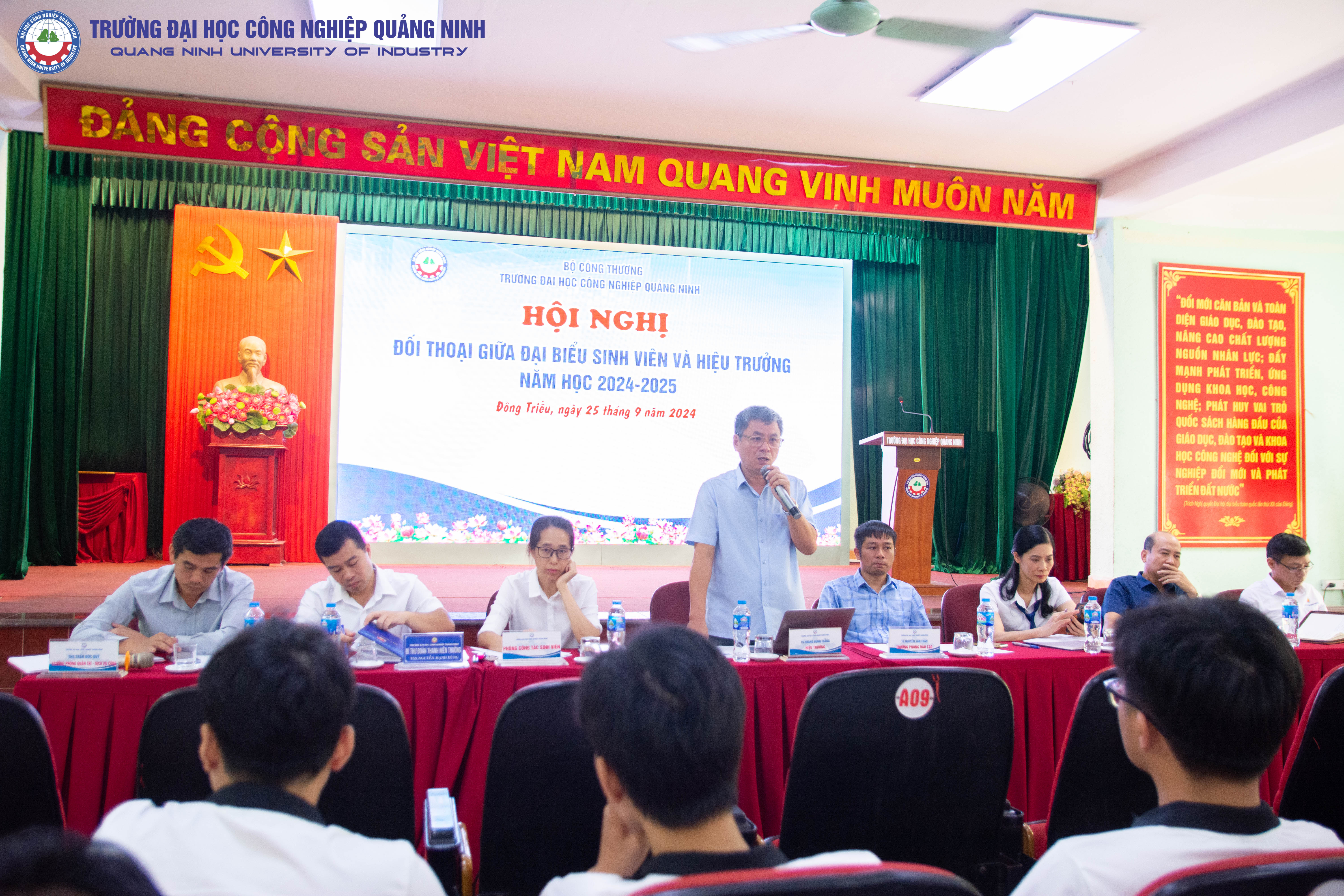 Hội nghị gặp gỡ đối thoại giữa Hiệu trưởng với đại diện sinh viên trường Đại học Công nghiệp Quảng Ninh năm học 2024 - 2025