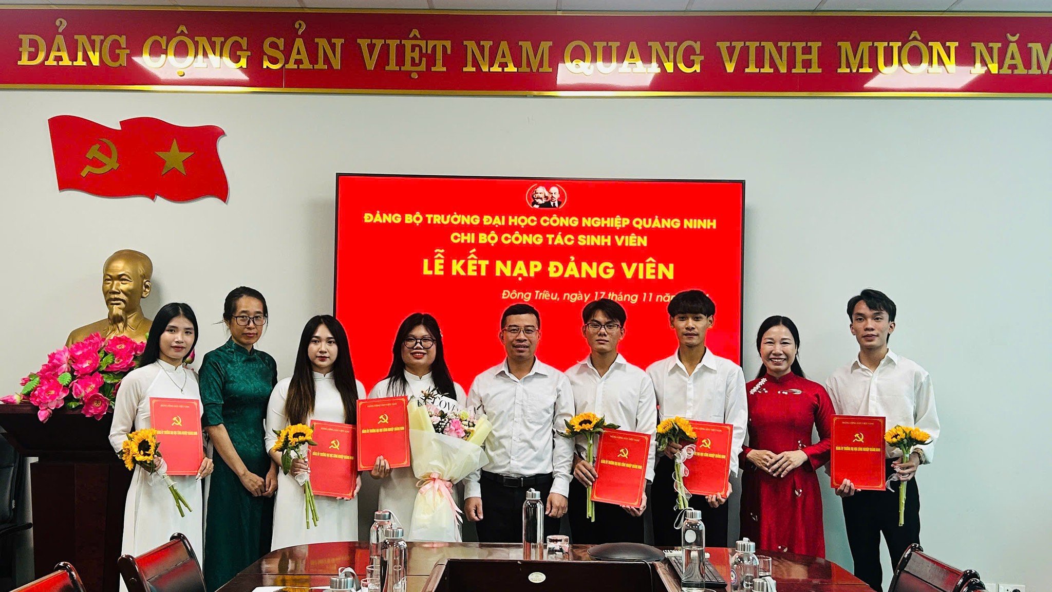 Thầy trò Trường Đại học Công nghiệp Quảng Ninh không ngừng học tập và làm theo Bác Hồ kính yêu