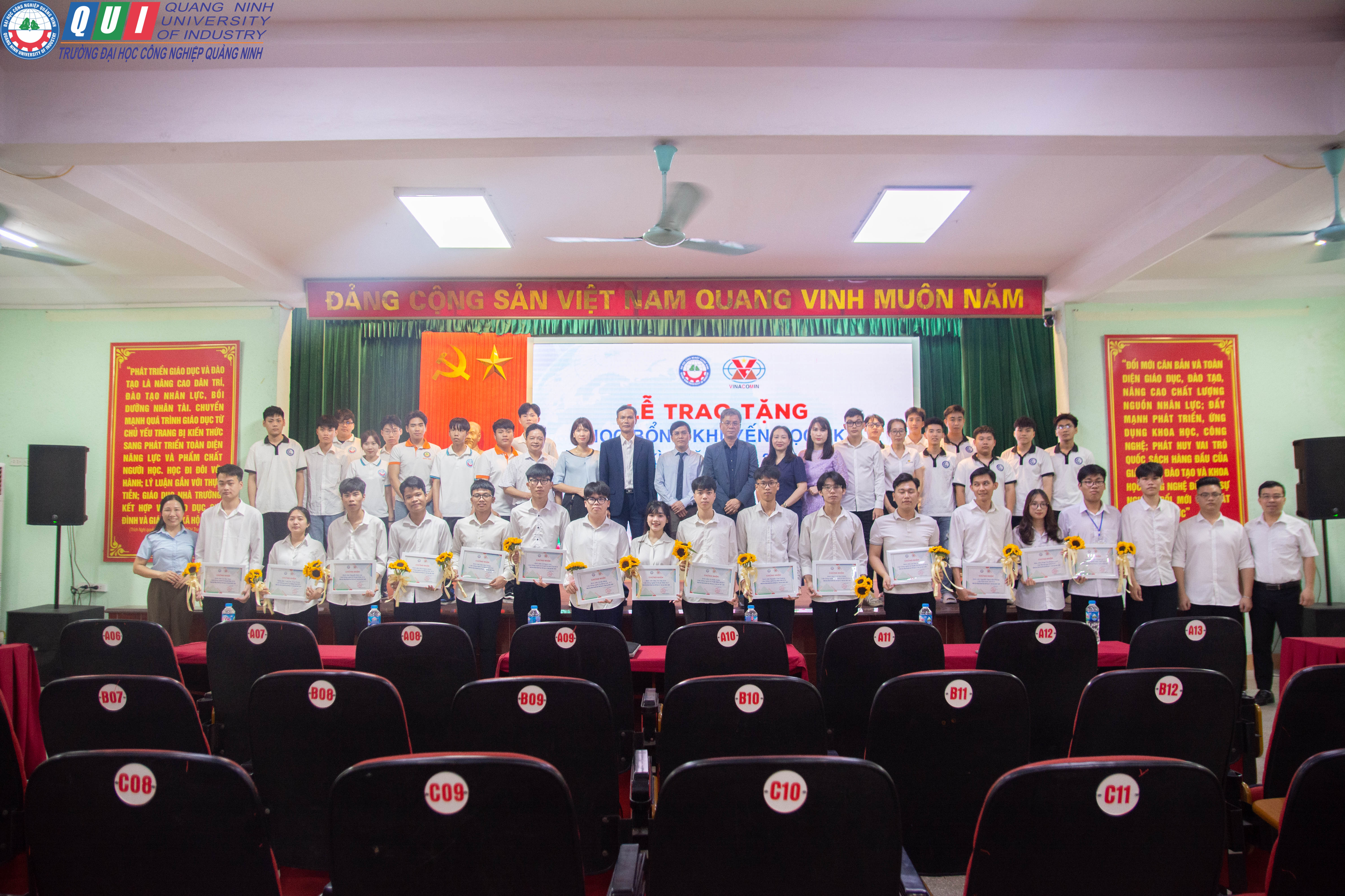 Tập đoàn Công nghiệp Than - Khoáng sản Việt Nam TKV Trao Học Bổng “Khuyến học TKV” cho Sinh viên Trường Đại học Công nghiệp Quảng Ninh