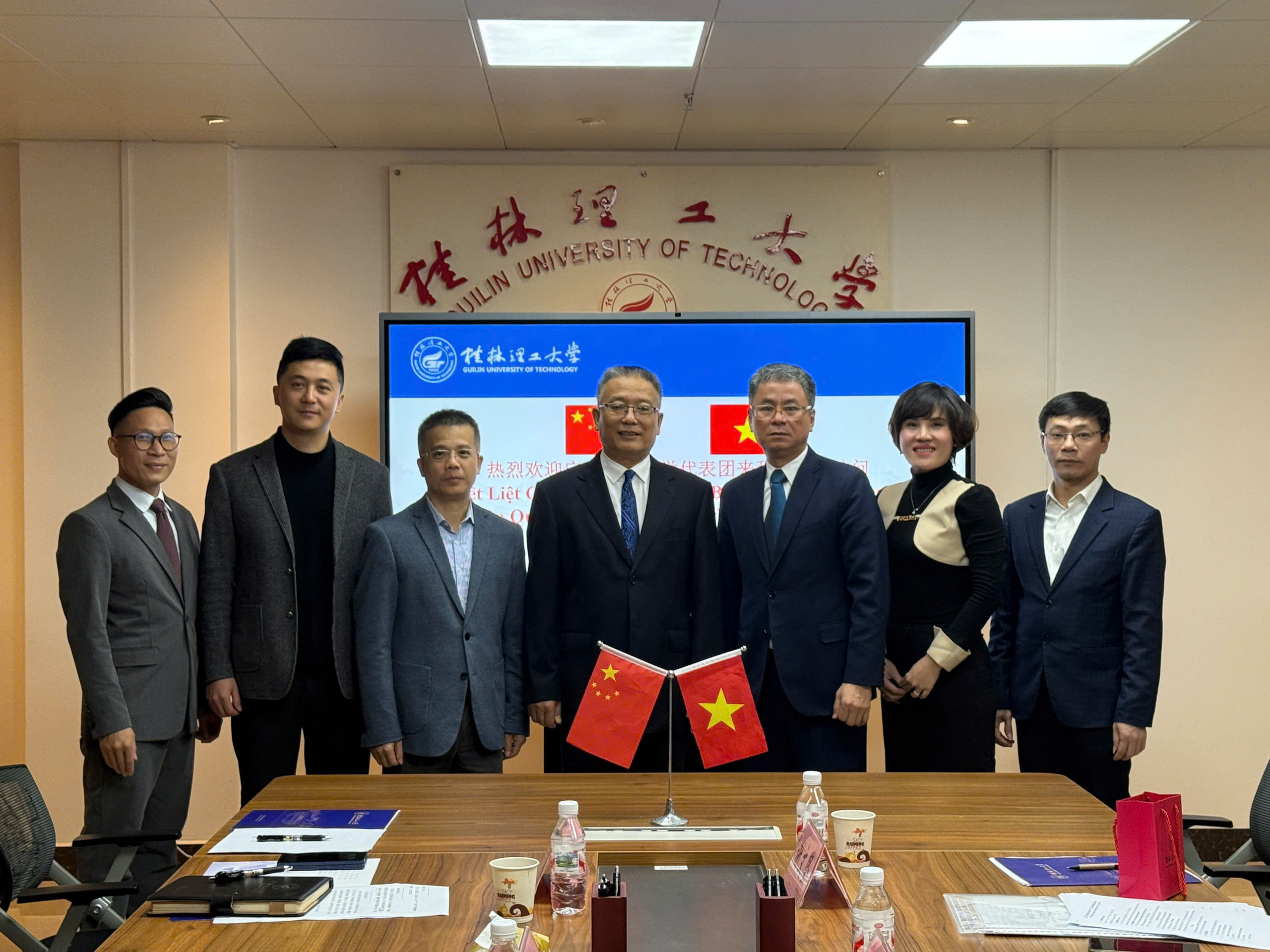 Trường Đại học Công nghiệp Quảng Ninh thăm và làm việc với Trường Đại học Bách khoa Quế Lâm