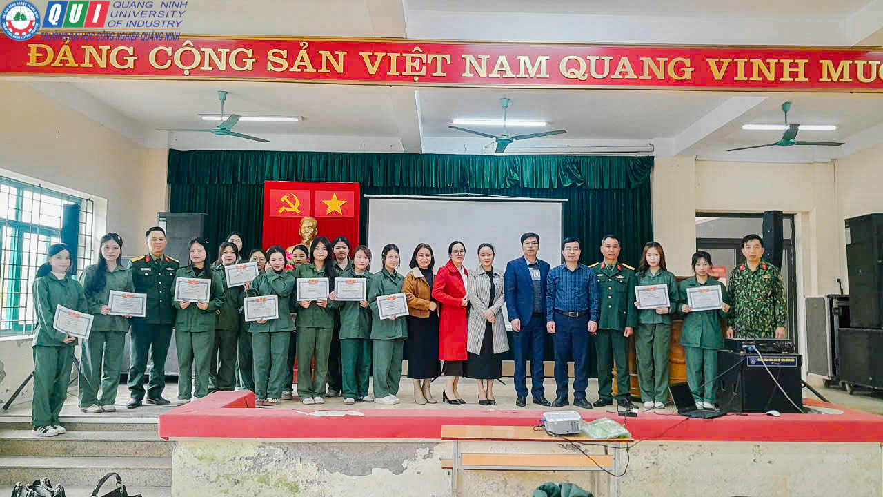 Lễ bế giảng khóa học GDQP & AN cho sinh viên K18 Trường Đại học Công nghiệp Quảng Ninh