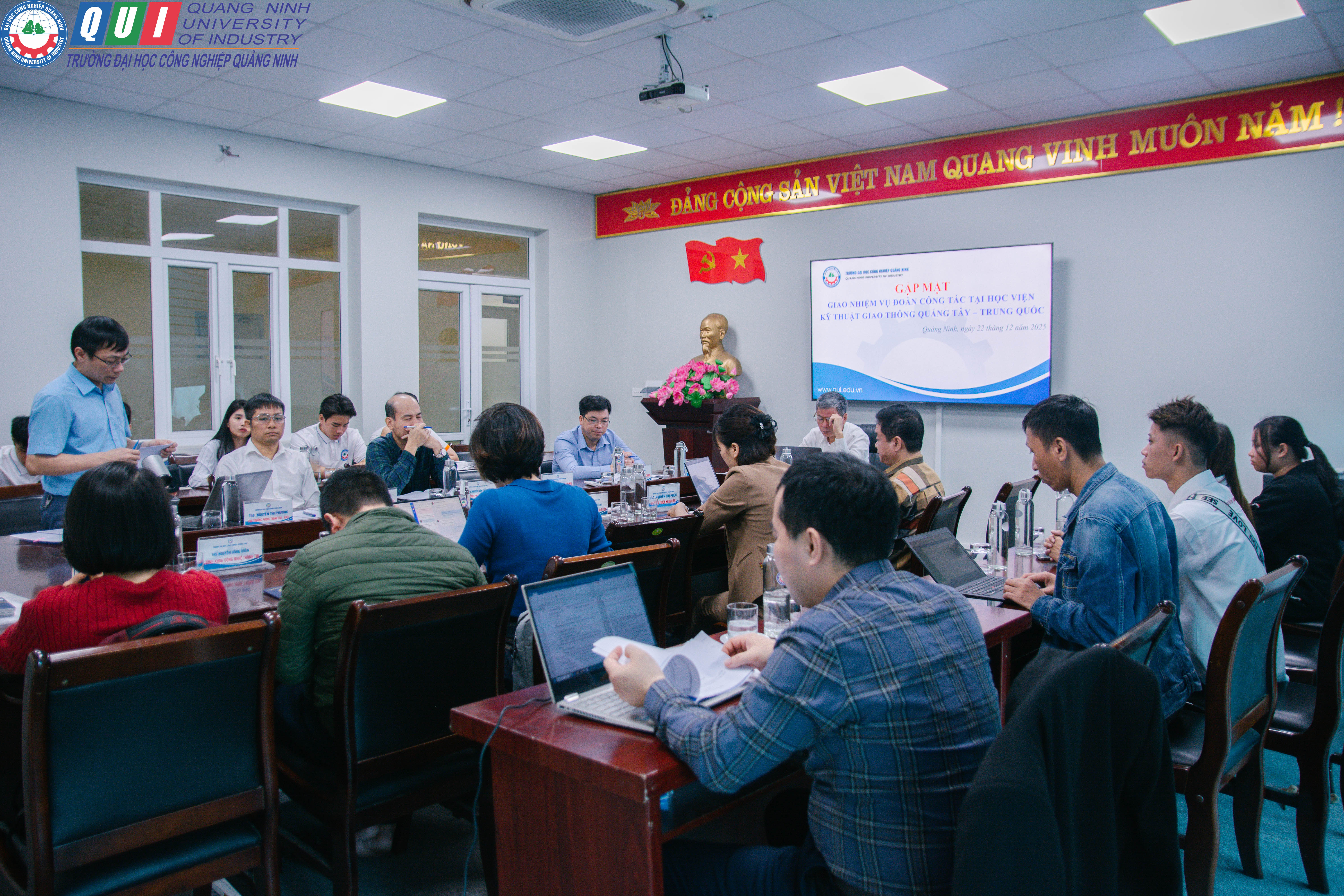 Hiệu trưởng Trường Đại học Công nghiệp Quảng Ninh gặp mặt, giao nhiệm vụ đối với đoàn công tác của Nhà trường tại Học viện Kỹ thuật Giao thông Quảng Tây - Trung Quốc